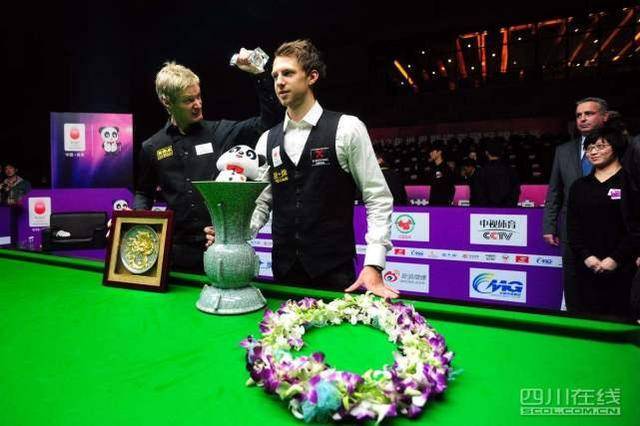 形成鲜明对 形成鲜明对